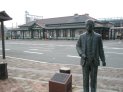 上熊本駅前電停と漱石の銅像